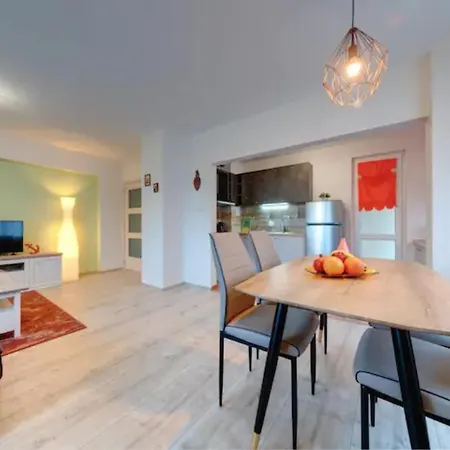 Flora - Beautiful *new* To The Apartman