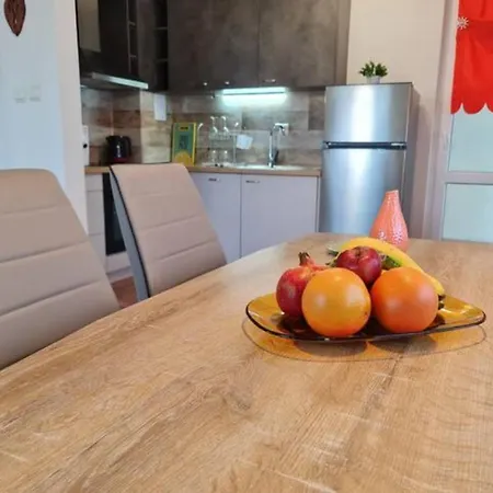 Flora - Beautiful *new* To The Apartman *