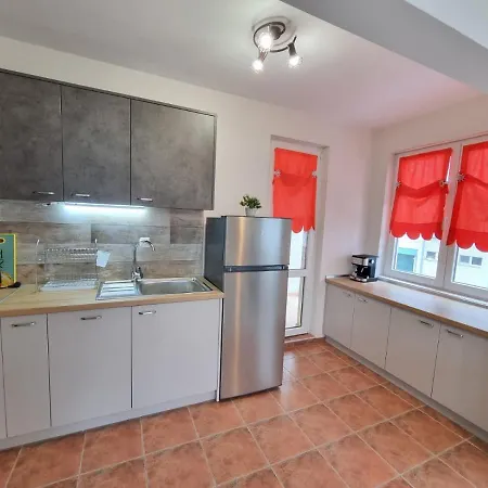 Flora - Beautiful *new* To The Apartman