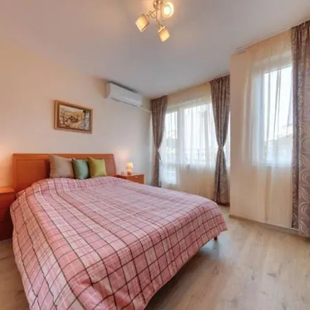 Flora - Beautiful *new* To The Apartman